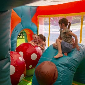 Intérieur du château gonflable Dragon - Avec enfants