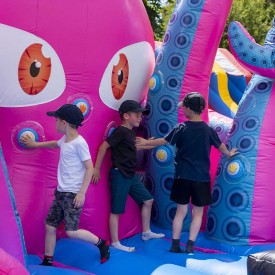 Jeu gonflable Kraken avec enfants